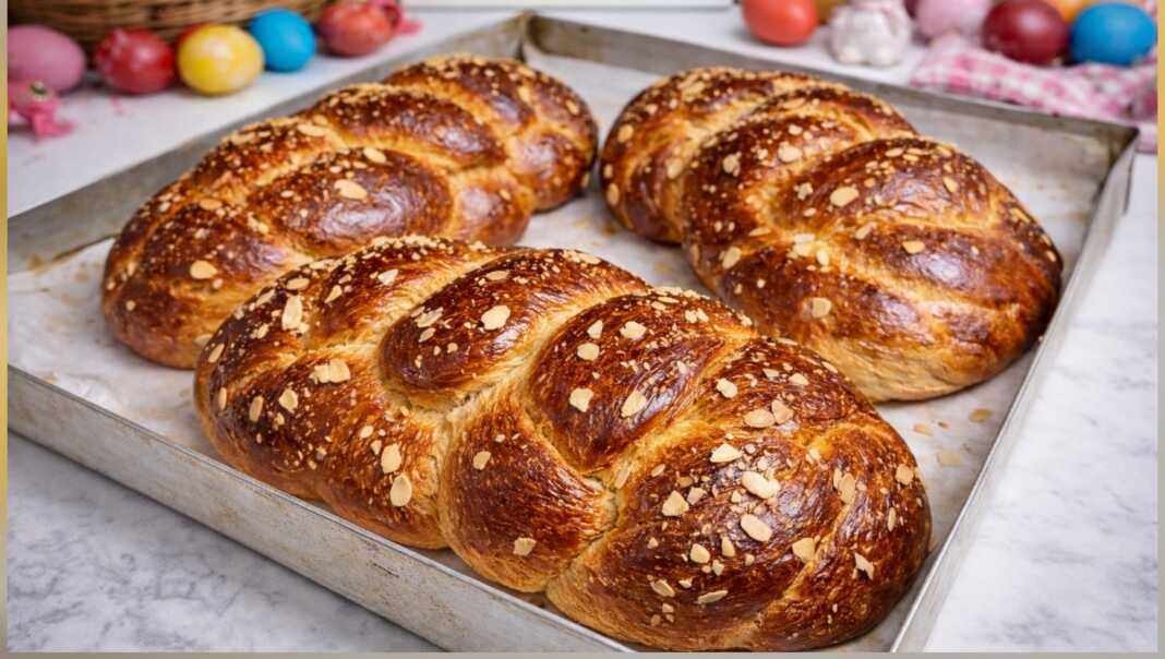 Αφράτα τσουρέκια ψυγείου με γυαλιστερή όψη και φιλέ αμυγδάλου, που δείχνουν τις χαρακτηριστικές ίνες ("κορδόνια") στο εσωτερικό τους