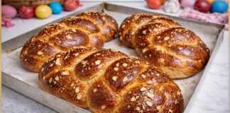 Αφράτα τσουρέκια ψυγείου με γυαλιστερή όψη και φιλέ αμυγδάλου, που δείχνουν τις χαρακτηριστικές ίνες ("κορδόνια") στο εσωτερικό τους