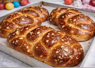 Αφράτα τσουρέκια ψυγείου με γυαλιστερή όψη και φιλέ αμυγδάλου, που δείχνουν τις χαρακτηριστικές ίνες ("κορδόνια") στο εσωτερικό τους