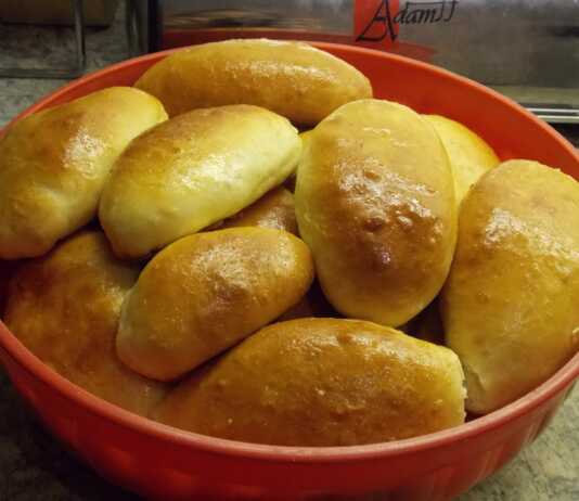 Πίτες, πιτάκια και πίτσα με χρυσαφένιο αποτέλεσμα.