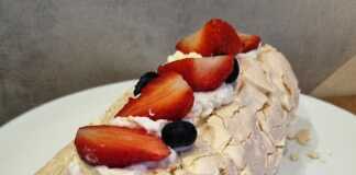 Αφράτο Ρολό Μαρέγκας (Meringue Roll) με Φράουλες & Μασκαρπόνε Εντυπωσιακό, κάτασπρο και αφράτο ρολό μαρέγκας με ρωγμές στην τραγανή του κρούστα, γεμισμένο με βελουδένια λευκή κρέμα και κατακόκκινες φράουλες, διακοσμημένο με φρέσκια μέντα.