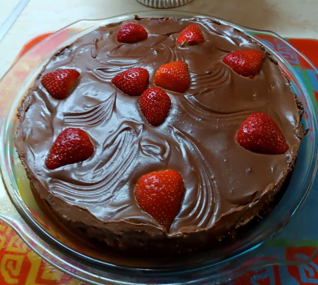torta me mpiskota Εντυπωσιακή και δροσερή τούρτα με μπισκότα καλυμμένη με γυαλιστερή γκανάζ σοκολάτας, στολισμένη με κατακόκκινες φρέσκιες φράουλες στην κορυφή.