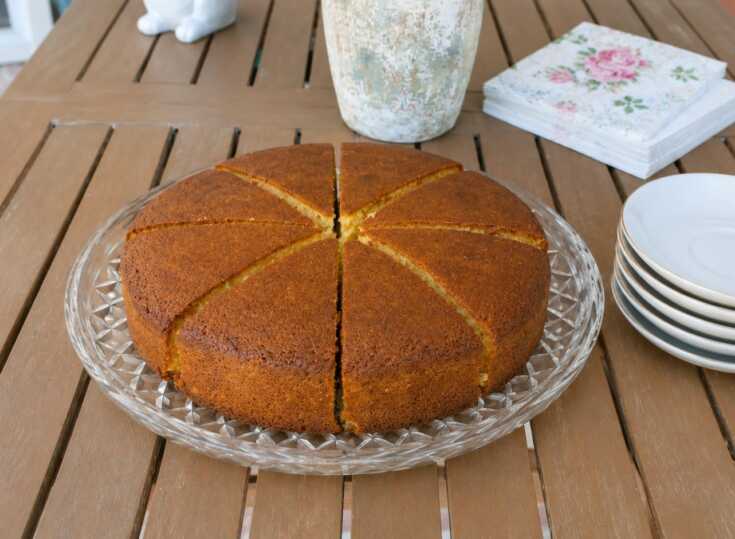 Κέικ χωρίς αλεύρι και ζάχαρη με σιμιγδάλι και μέλι κομμένο σε φέτες