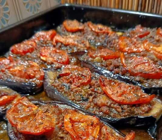 Μελιτζάνες Παπουτσάκια με Κιμά Μελιτζάνες παπουτσάκια με κιμά και ντομάτα σε ταψί