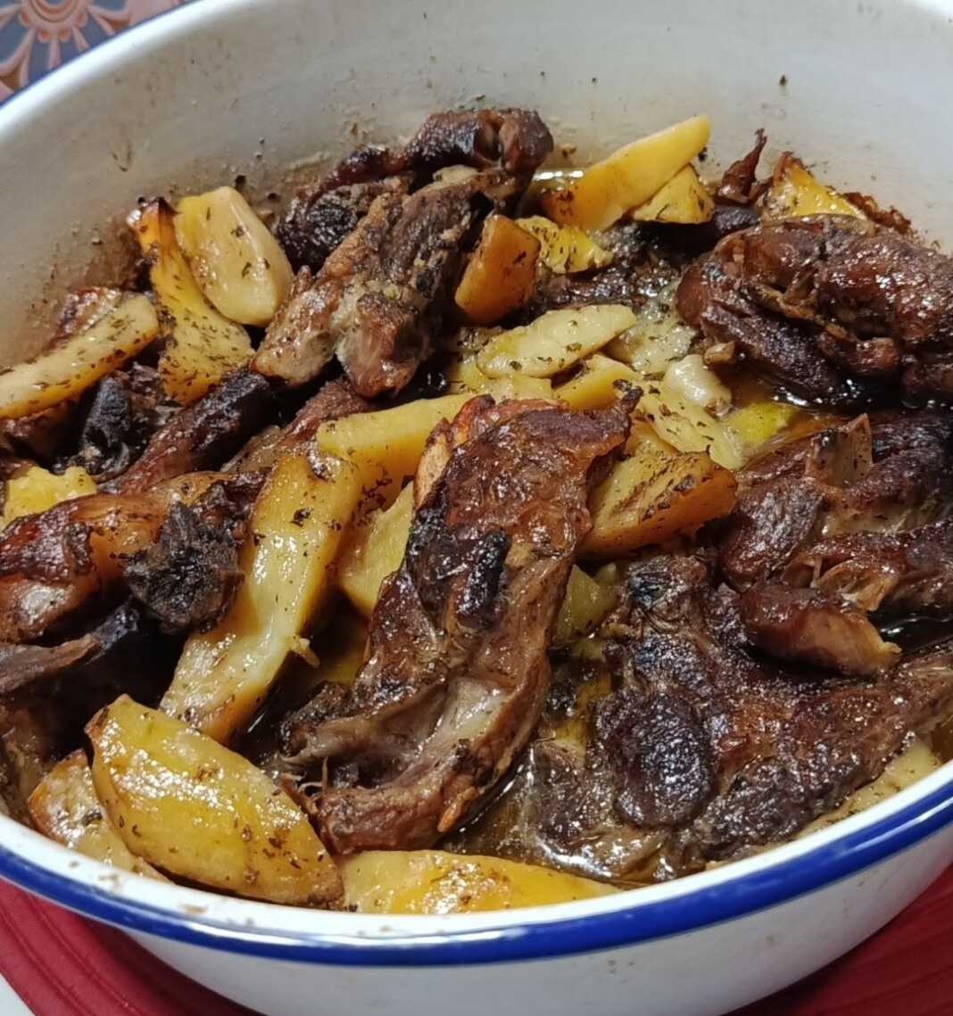 paidaki me patates Αρνίσια παϊδάκια με κυδωνάτες πατάτες στο φούρνο