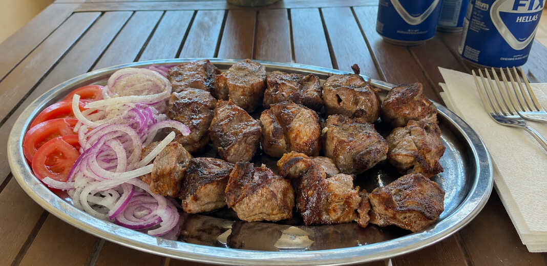 Ζουμερό αρνίσιο σουβλάκι ψημένο στα κάρβουνα με ντομάτα και κόκκινο κρεμμύδι