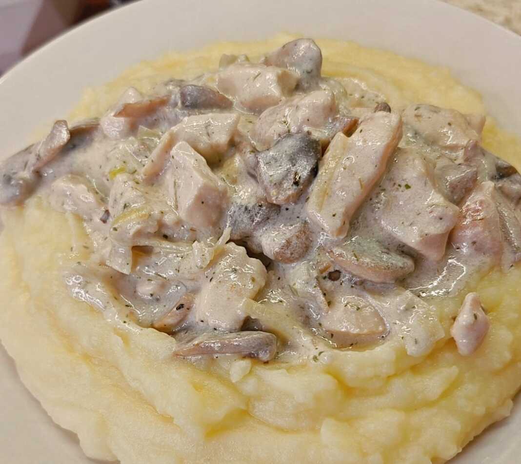 kotopoulo ala krem Πιάτο με φιλέτο κοτόπουλου αλά κρεμ περιχυμένο με πλούσια σάλτσα μανιταριών