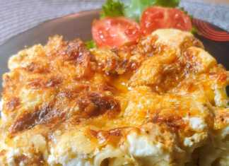 Παστίτσιο της τεμπελιάς με ωμά ζυμαρικά και διάφορα τυριά Λαχταριστό παστίτσιο της τεμπελιάς με χρυσαφένια κρούστα τυριού κομμένο σε τετράγωνο κομμάτι στο πιάτο