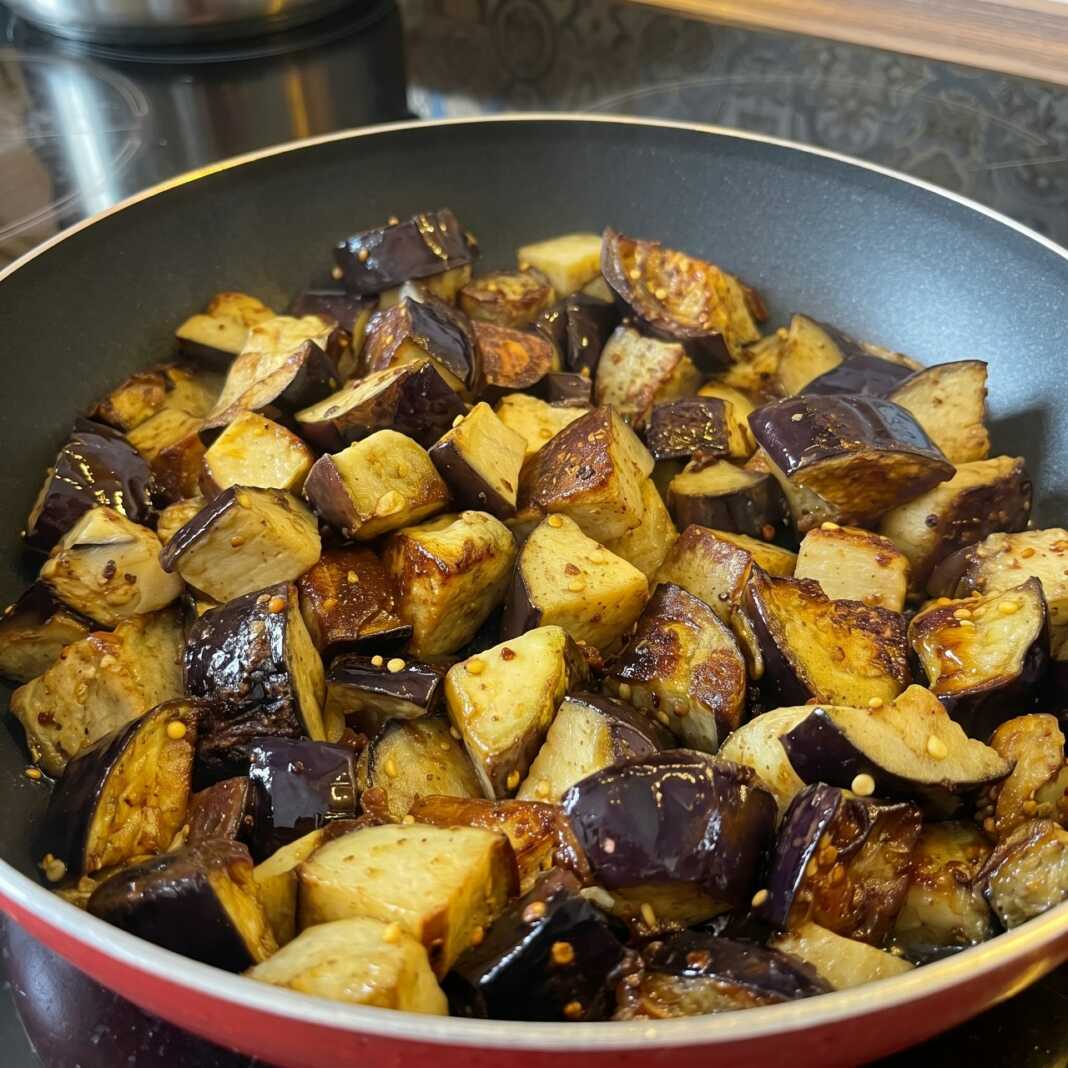 Μελιτζάνες σαν μανιτάρια σοταρισμένες με άνηθο σε τηγάνι