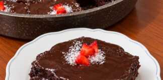 Σοκολατένιο κέικ brownie στο τηγάνι με γλάσο σοκολάτας