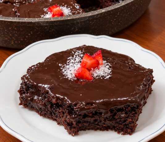 Σοκολατένιο κέικ brownie στο τηγάνι με γλάσο σοκολάτας