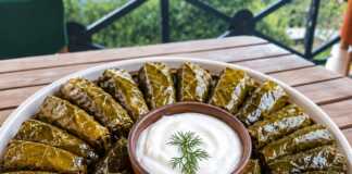 Ντολμαδάκια γιαλαντζί με κληματόφυλλα ρύζι κρεμμύδι και δυόσμο