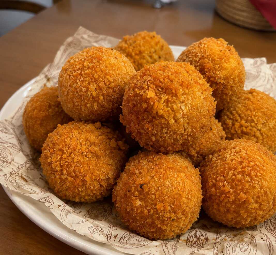 patatompalakia Τραγανά πατατομπαλάκια με λιωμένη μοτσαρέλα και πανάρισμα panko