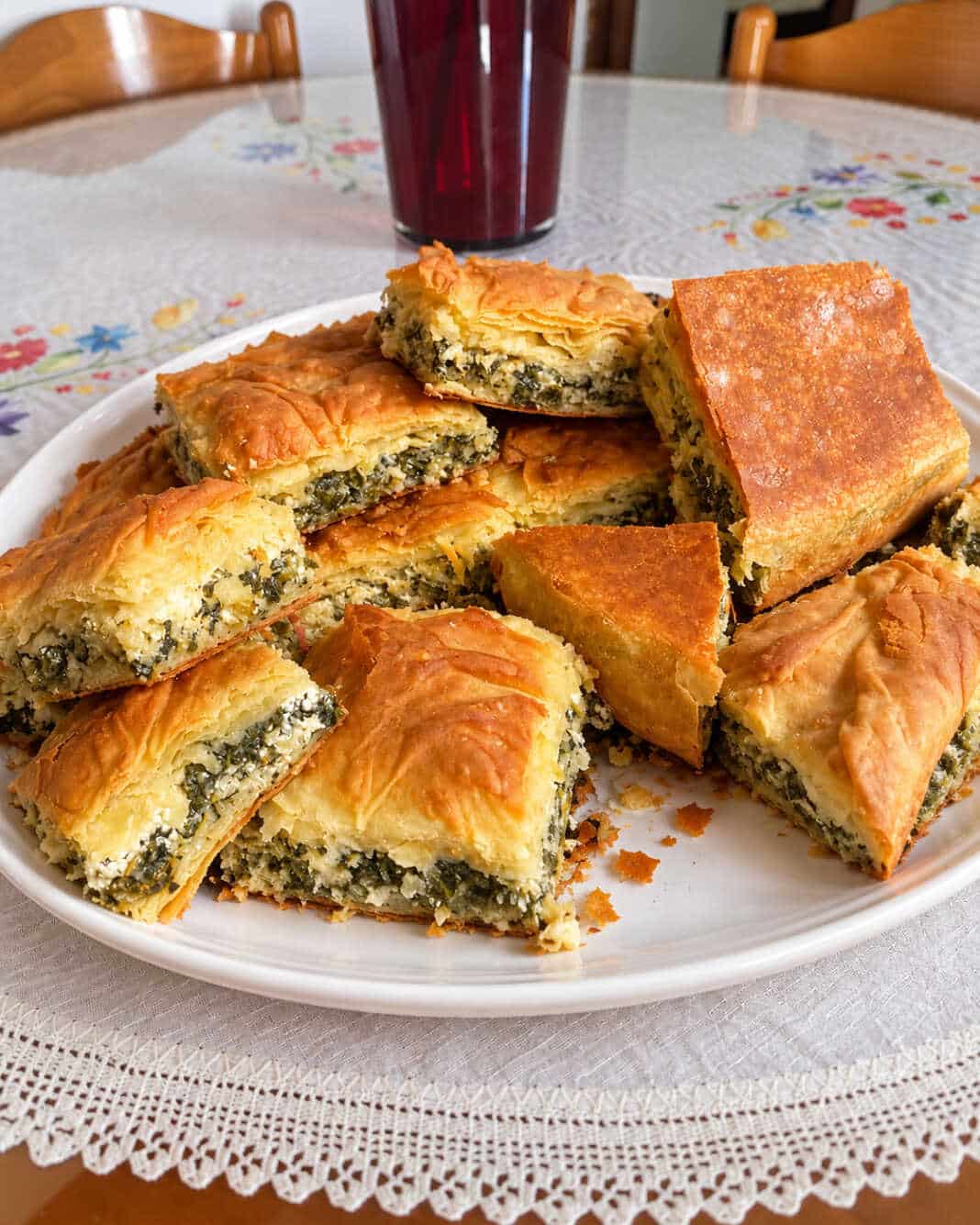 Παραδοσιακή σπανακοτυρόπιτα με πράσο, σπανάκι, φέτα και τραγανά χειροποίητα φύλλα
