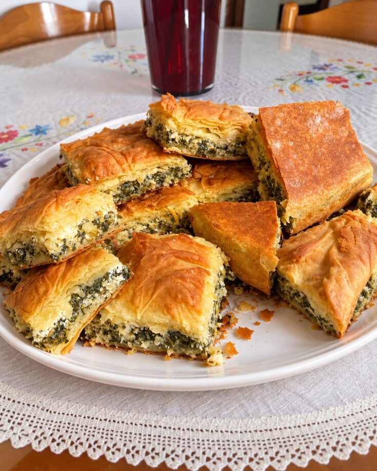 Παραδοσιακή σπανακοτυρόπιτα με πράσο, σπανάκι, φέτα και τραγανά χειροποίητα φύλλα