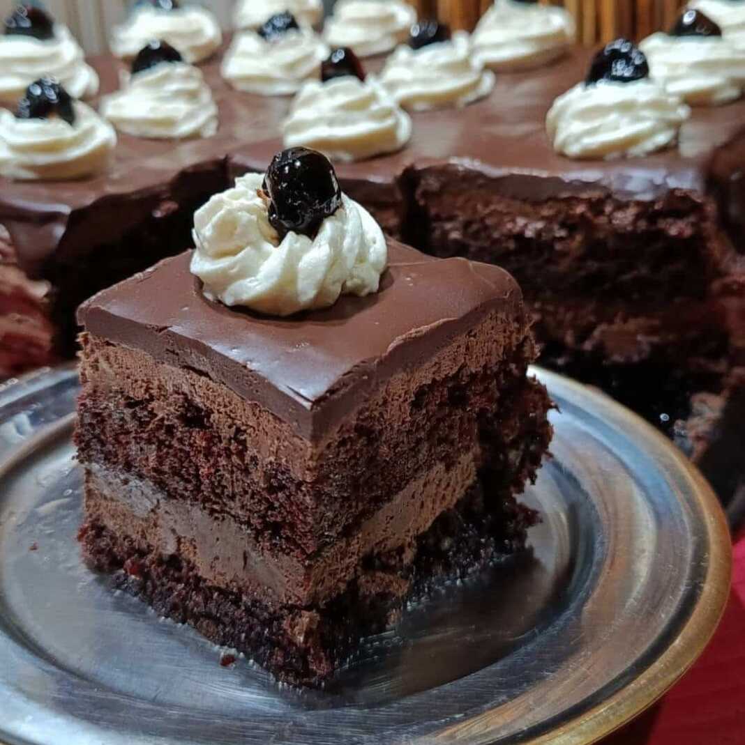tourta-black-forest-me-vissino Τούρτα Black Forest με σοκολατένιο παντεσπάνι, κρέμα, σαντιγί, γκανάζ σοκολάτας και βύσσινο στην επιφάνεια.