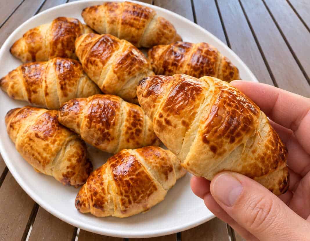 Μικρά χρυσαφένια κρουασανάκια με γέμιση μαρμελάδας και γυαλιστερή επιφάνεια από σιρόπι λεμονιού