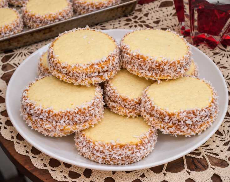 Στρογγυλά alfajores γεμισμένα με καραμέλα γάλακτος και καλυμμένα περιμετρικά με ινδοκάρυδο