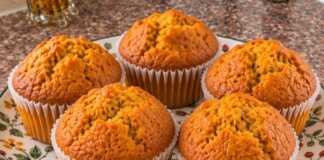 Χρυσαφένια muffins κολοκύθας με κανέλα σε χάρτινες θήκες, με αφράτη και ζουμερή πορτοκαλί ψίχα