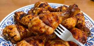 Ζουμερά Μπουτάκια Κοτόπουλου με BBQ Μαρινάδα Χρυσαφένια μπουτάκια κοτόπουλου με γυαλιστερή BBQ σάλτσα σε ταψί