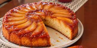 Ανάποδη μηλόπιτα με καραμελωμένες φέτες μήλου σε κυκλική διάταξη και χρυσαφένια επιφάνεια