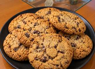 Μεγάλα Cookies με Σοκολάτα και Καρύδια – Τραγανά Έξω, Μαλακά Μέσα Μεγάλα χρυσαφένια cookies με κομμάτια σοκολάτας και καβουρδισμένα καρύδια με μαλακό κέντρο