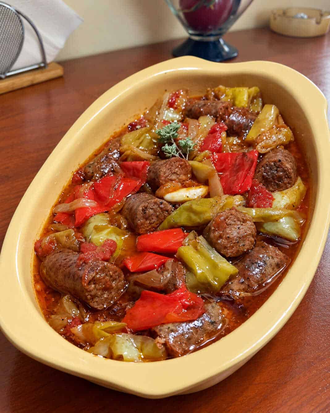 Σπετσοφάι με χωριάτικα λουκάνικα Ορεστιάδας, πράσινες και κόκκινες πιπεριές σε δεμένη σάλτσα ντομάτας