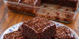 Ζουμερό Κέικ Σοκολάτας Τύπου Brownie με Πλούσιο Γλάσο Κομμένο ζουμερό σοκολατένιο κέικ με σκούρα σάλτσα σοκολάτας στην επιφάνεια και υγρή ψίχα